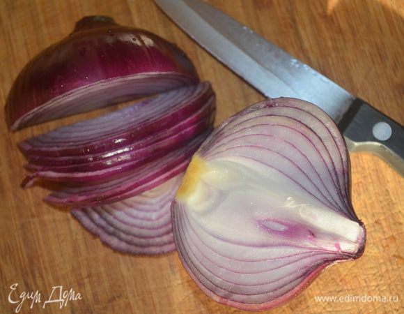 лук и чеснок нарезать на тонкие полукольца