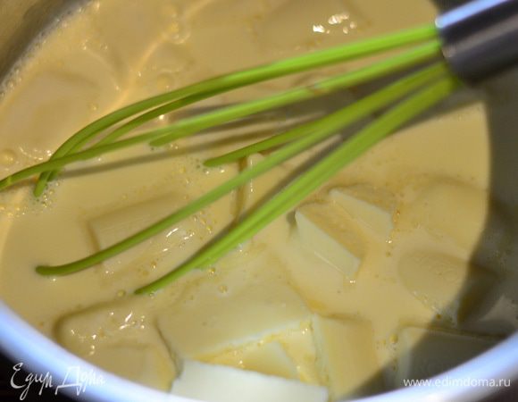 Подогреть 200 г сливок, дождаться, пока они закипят, сразу же снять с огня, добавить белый  шоколад и аккуратно очень хорошо перемешать