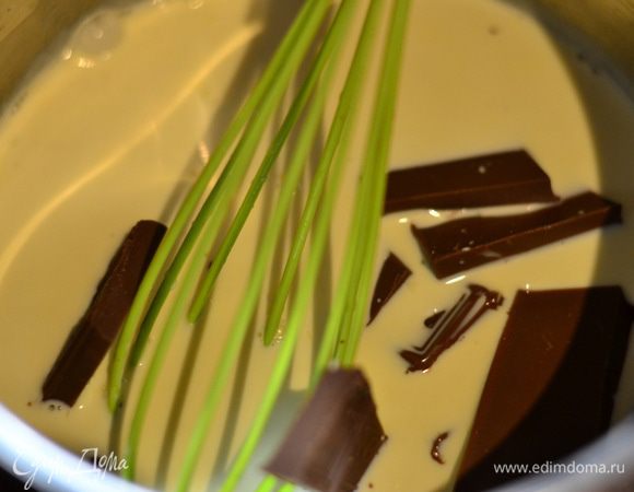 То же самое проделать и с молочным шоколадом. 200 г сливок на 150 г экстрамолочного шоколада. Мешать до тех пор, .пока шоколад полностью не растворится!