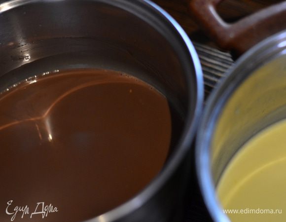 Обязательно остудить до комнатной температуры и отправить в холодильник как минимум на часов 6,а то и больше,чтоб сливки хорошо охладились и крем взбился. Я крем варила утром,а в взбивала уже вечером.