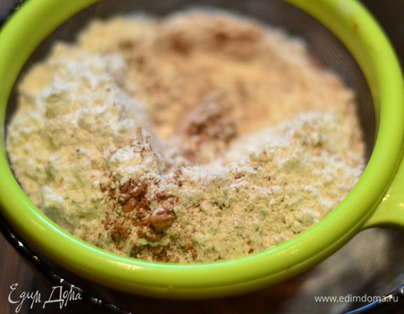 Готовим шоколадный рулет.Просеиваем муку с какао и щепоткой соли.