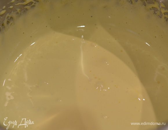 Взбиваем яйца с половиной нормой сахара до белого кремообразного состояния.