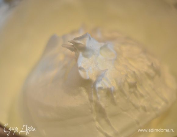 Отдельно взбиваем белки с лимонным соком до устойчивых пиков с половиной нормой сахара.