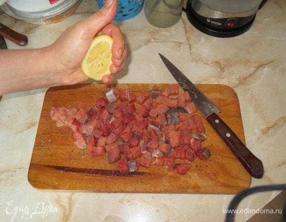 Рыбное филе, удалив косточки, нарежьте кубиками. Посолите, поперчите, сбрызните лимонным соком.