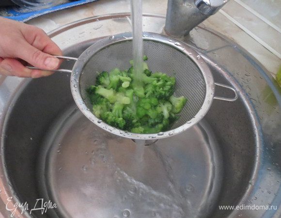 Брокколи бланшируйте в подсоленной кипящей воде 3 минуты. Затем быстро остудите под холодной водой.