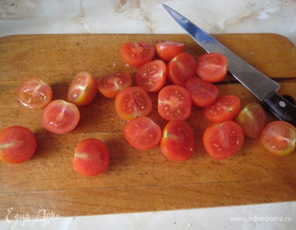 Черри нарежьте на половинки.