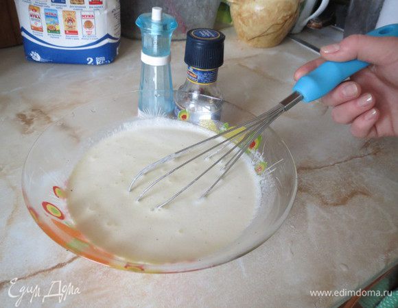 Яйца взбейте со сливками. Посолите, поперчите.