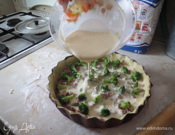 Залейте рыбу с овощами.