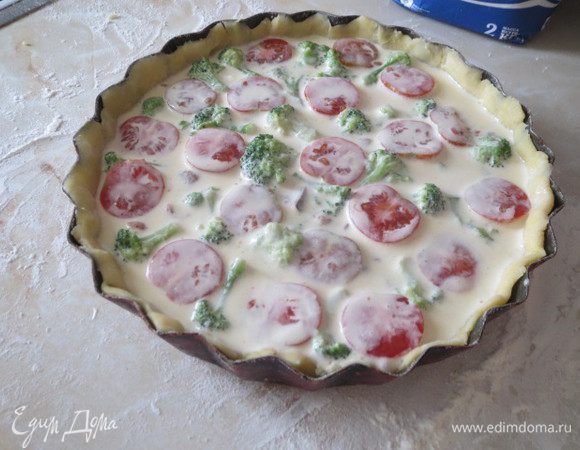 Сверху уложите половинки помидоров и слегка «притопите» их в заливке.