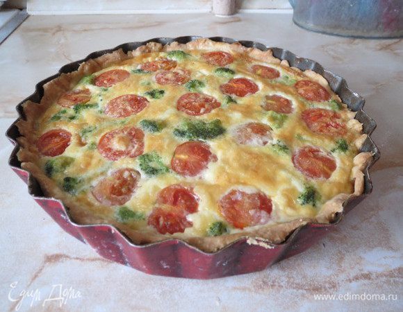 Запекайте при 180°C 35–40 минут. Заливка должна схватиться, а тесто —зарумяниться.