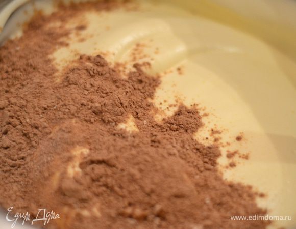 Теперь соединяем взбитые яйца с белками,аккуратно перемешивая заворачивающими движениями снизу вверх.