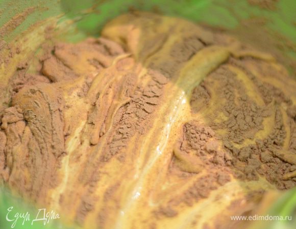 Добавляем просеянную муку с какао,и снова перемешиваем заворачивающими движениями.