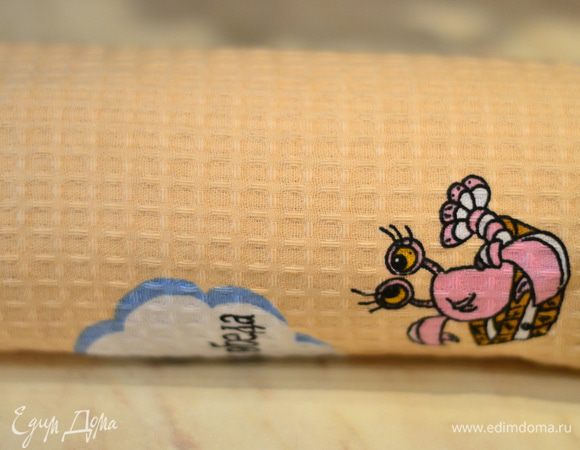 Выливаем тесто на противень,застеленный  пергаментом.Выпекать в заранее разогретой духовке при температуре 180 гр. 20-25 минут. Вынуть из духовки,положить с пергаментом на полотенце и завернуть в рулет,остудить.