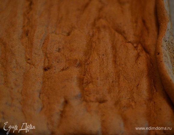 Когда наш бисквит остыл,развернуть,извлечь из бумаги.