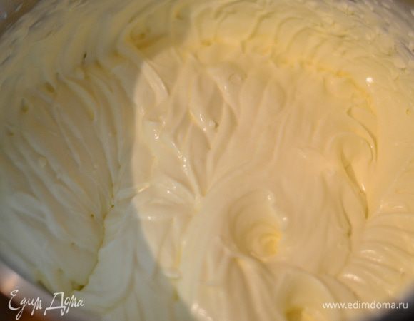 Достаем крема из холодильника,взбиваем до устойчивых пиков. Белый крем взбиваться будет немного дольше,так что не пугайтесь,так и должно быть,главное набраться терпения.