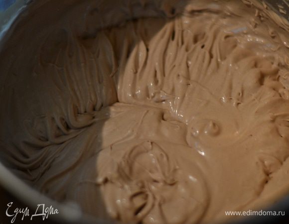 Сначала лучше взбивать на минимальной скорости миксера,постепенно увеличивая.не перебить!Молочный будет взбиваться гораздо быстрее. Крем на вкус как мороженое.очень вкусненько!