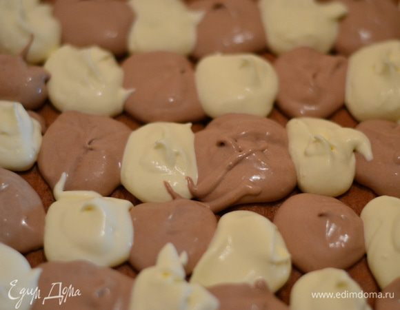 Теперь берем чайную ложку и по очередности накладываем крем на рулет.