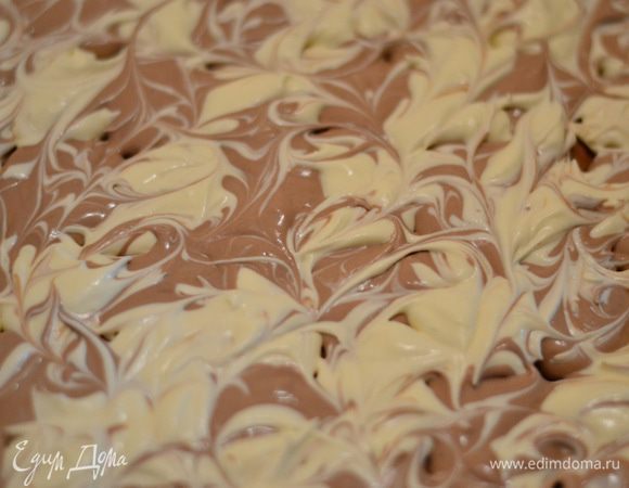 Затем зубочисткой делаем рисунок.так мы соединяем два крема.