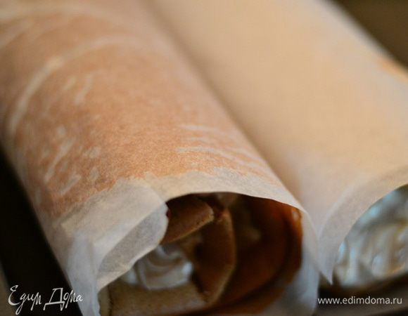 Аккуратно заворачиваем в рулет и отправляем в холодильник. Я готовила 2 рулета. Крема хватило на 2 рулета.но в принципе я бы не уменьшала,а клала на один рулет  крема погуще.