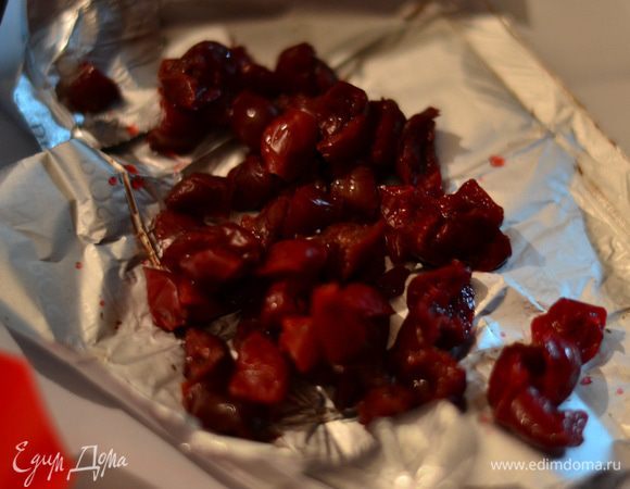 Размороженные вишни порезать на кусочки.