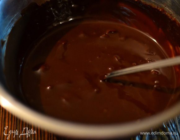 Подогреть хорошо сливки.они должны быть горячими.Растопить шоколад на водяной бане.добавить алкоголь в растопленный шоколад,шоколад станет густым,но теперь вливаем горячие сливки и все мешаем до однородности.в конце добавляем вишню,мешаем. 