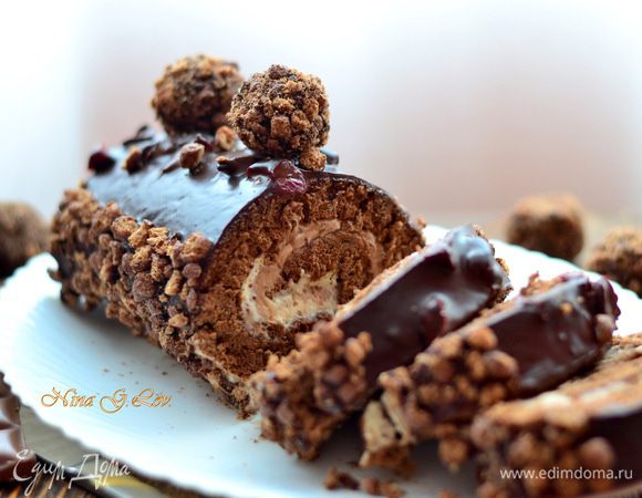 Поливаем этой глазурью рулет,украшаем по желанию и отправляем в холодильник на ночь.