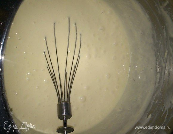 Размягченное сливочное масло взбить с сахаром долго пока масло не станет мягким и сахар не растает полностью затем  не переставая мешать  добавлять по одному яйца..

т.к. у меня комбайн, у меня все в 2 раза быстрее