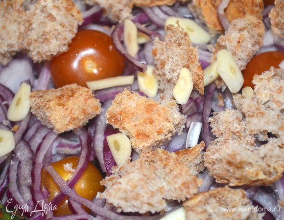 сверху раскладываем чеснок и хлеб, разломанный на кусочки - резать не надо