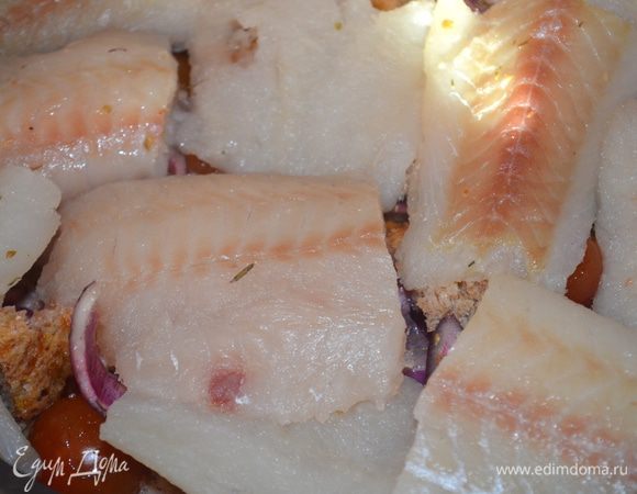 выкладываем сверху рыбу и перемешиваем все руками, чтобы рыба вся напиталась соками и ароматами