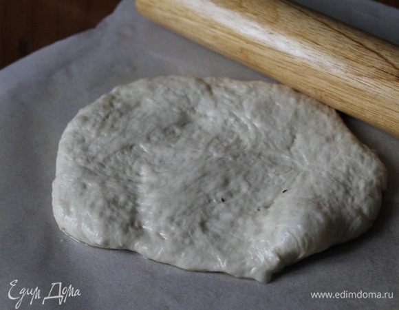 Мука + дрожжи + соль
Смешать все с теплой водой и замесить тесто
Месить минут 15 пока не перестанет прилипать к рукам, сформировать шар смазать маслом и  оставить 1 час.
Т.к. у меня комбайн, все происходит очень быстро за 3 мин.