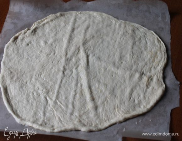 следом раскатать или растянуть пальцами на бумаге пергаментной сделать форму и начинять чем хотите