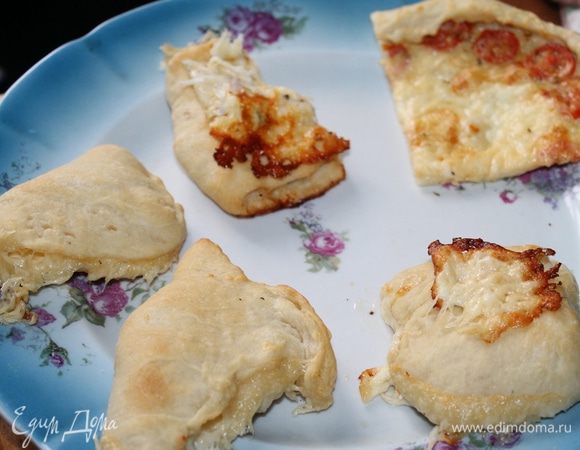 вот что получилось еще один вариант я тесто раскатала начинила и разрезала и соединила

Добавляем те ингредиенты какие хотите!!!
Выпекать под 250 градусов 3-5 мин. как только зарумянится вынимать, смотрите не пересушите !!!!

Нам нравиться поменьше всего, чтобы потоньше но побольше сыра сверху)
Делала с брынзой и черри и с мацареллой , с мацареллой и черри все сверху посыпала сыром + специи орегано петрушку кто любит, что в голову придет,какая у кого на данный момент фантазия и что в холодильнике! 
