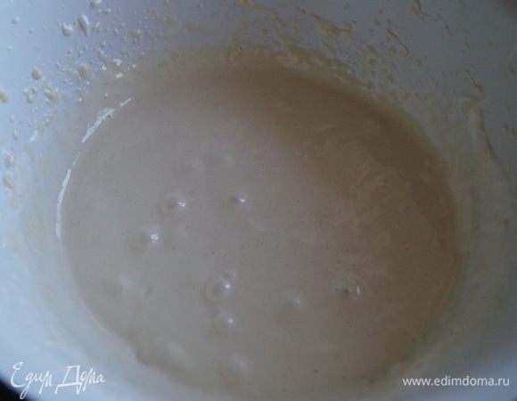 Желтки отделить от белков. Взбить желтки с 50 г сахара