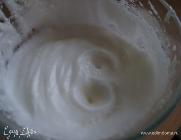 В отдельной чашке взбить белки с оставшимся сахаром