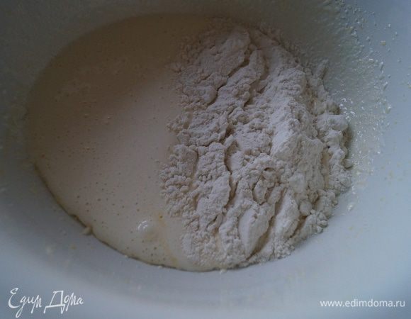 К взбитым желткам добавить муку и крахмал, перемешать