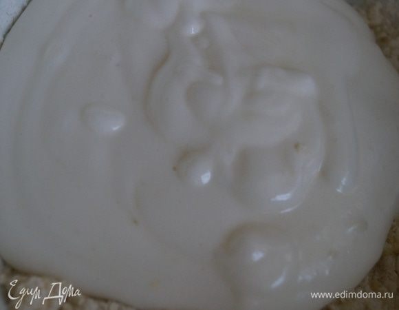 К желтково-мучной массе добавить, аккуратно, взбитые белки и перемешать, что бы получилась однородная масса