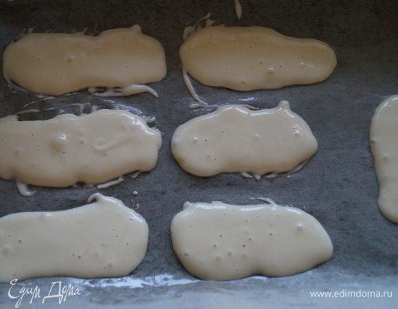 Выложить тесто в кондитерский мешок и отсадить, на противень застеленный бумагой для выпечки, палочки,посыпать сахарной пудрой и поставить выпекаться в разогретую до 180 гр. духовку на 15 минут