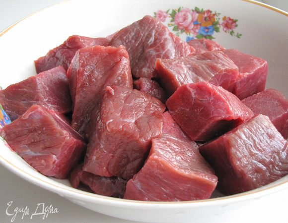 Мясо вымыть, просушить и нарезать крупными кубиками.