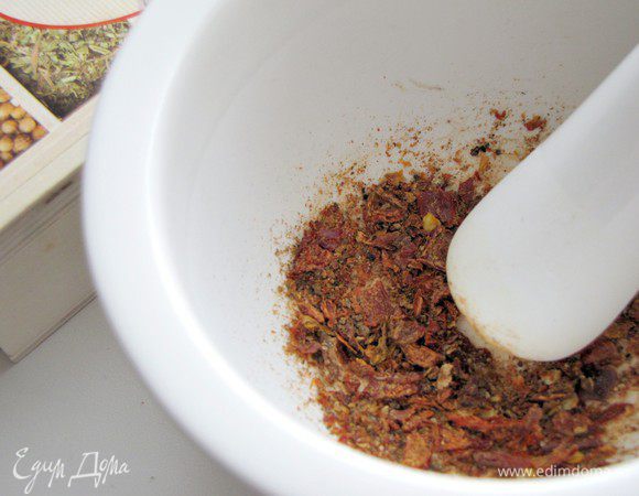 Паприку и 10 горошин черного перца растереть в ступке.