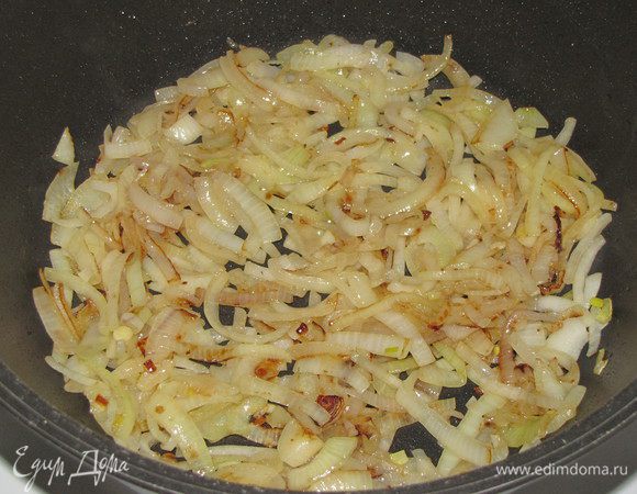 Выложить мясо на блюдо, сковороду вытереть насухо бумажным полотенцем, разогреть в ней 2 ст. л. оливкового и 1 ст. л. сливочного масла, выложить лук- шалот, порезанный на четвертинки (у меня обычный репчатый) и , помешивая, жарить 1-2 минуты.