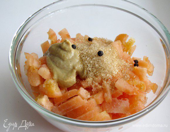 Натереть на терке помидор, добавить горчицу, 5 горошин перца, сахар, перемешать и отправить все вместе с мясом в кастрюлю.