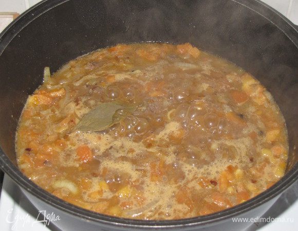 Влить 300 мл кипятка, пиво, добавить лавровый лист и накрыть крышкой. Тушить 2,5-3 часа на медленном огне, за 30 минут до готовности посолить.