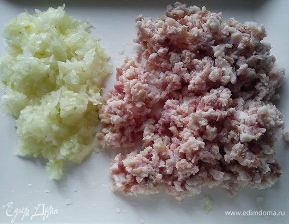 Мелко нарезать лук и бекон, хорошо перемешать