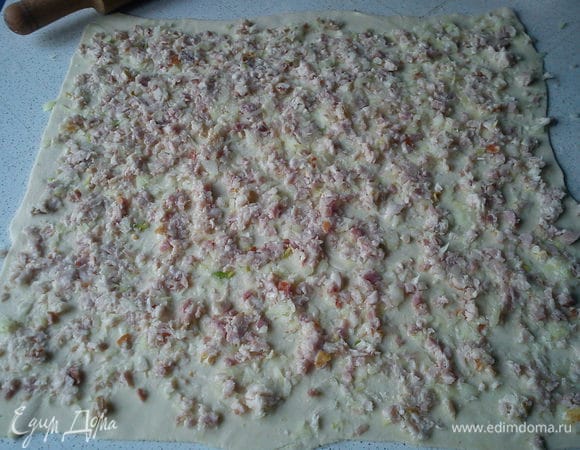 Тесто раскатать в пласт и тонким слоем вылочить на него начинку.