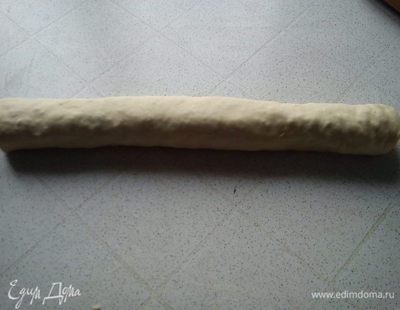 Скатать тесто в рулет