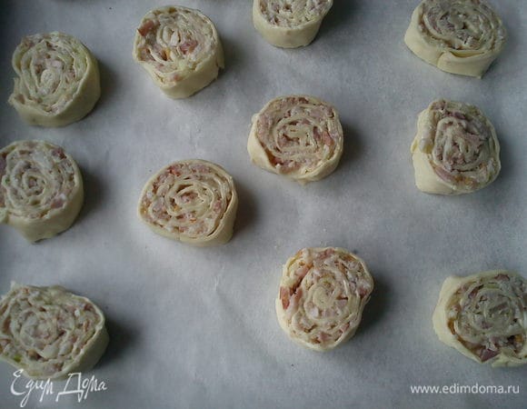 Нарезать кружочки толщиной 1 см и выложить их на противень, покрытый бумагой для выпечки