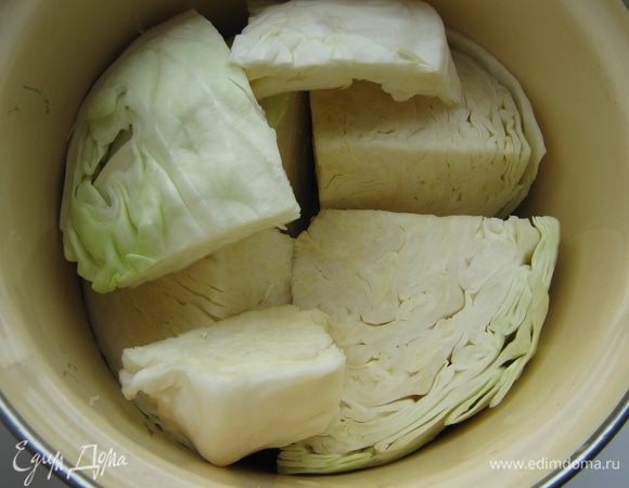 Капусту разрезать на 4 части и еще поперек на 2-3 части и уложить в эмалированную кастрюлю, можно и в банку.