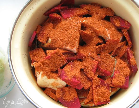 Сверху добавляем перец стручковый, если его нет просто молотый красный перец. 