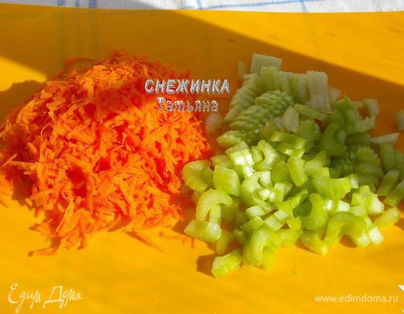 Сельдерей моем, отрезаем не нужные части, нарезаем кусочками. Морковь очищаем, моем, натираем на крупной тёрке.