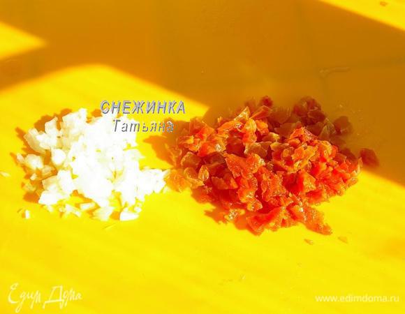 Лук чистим, моем, нарезаем очень мелко. Курагу замачиваем на пару минут в горячей воде, затем промываем и нарезаем небольшими кубиками.